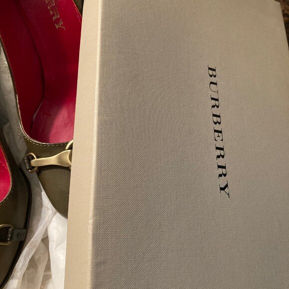 BURBERRY Authentic BURBERRY Classic Gold PROSUM Womens Pumps & BURBERRY Box - Picture 10 of 10